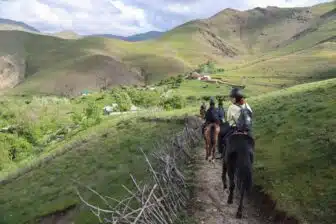 À cheval vers Nurata : immersion dans la vie de village ouzbek – Image 6